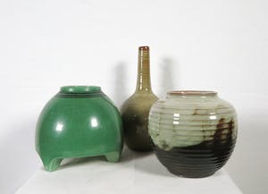 Kunstaardewerkfabriek Sint Lukas - ADCO en Cees Sluyter - Lot van drie aardewerken vaasjes kopen? Bied vanaf 50!