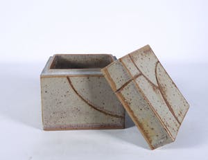 Henriette Syatauw - Aardewerk, Doos met geometrisch decor kopen? Bied vanaf 50!