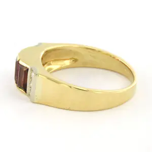 18k geel gouden ring bezet met granaat en briljant geslepen diamant tot. 0.06ct kopen? Bied vanaf 410!