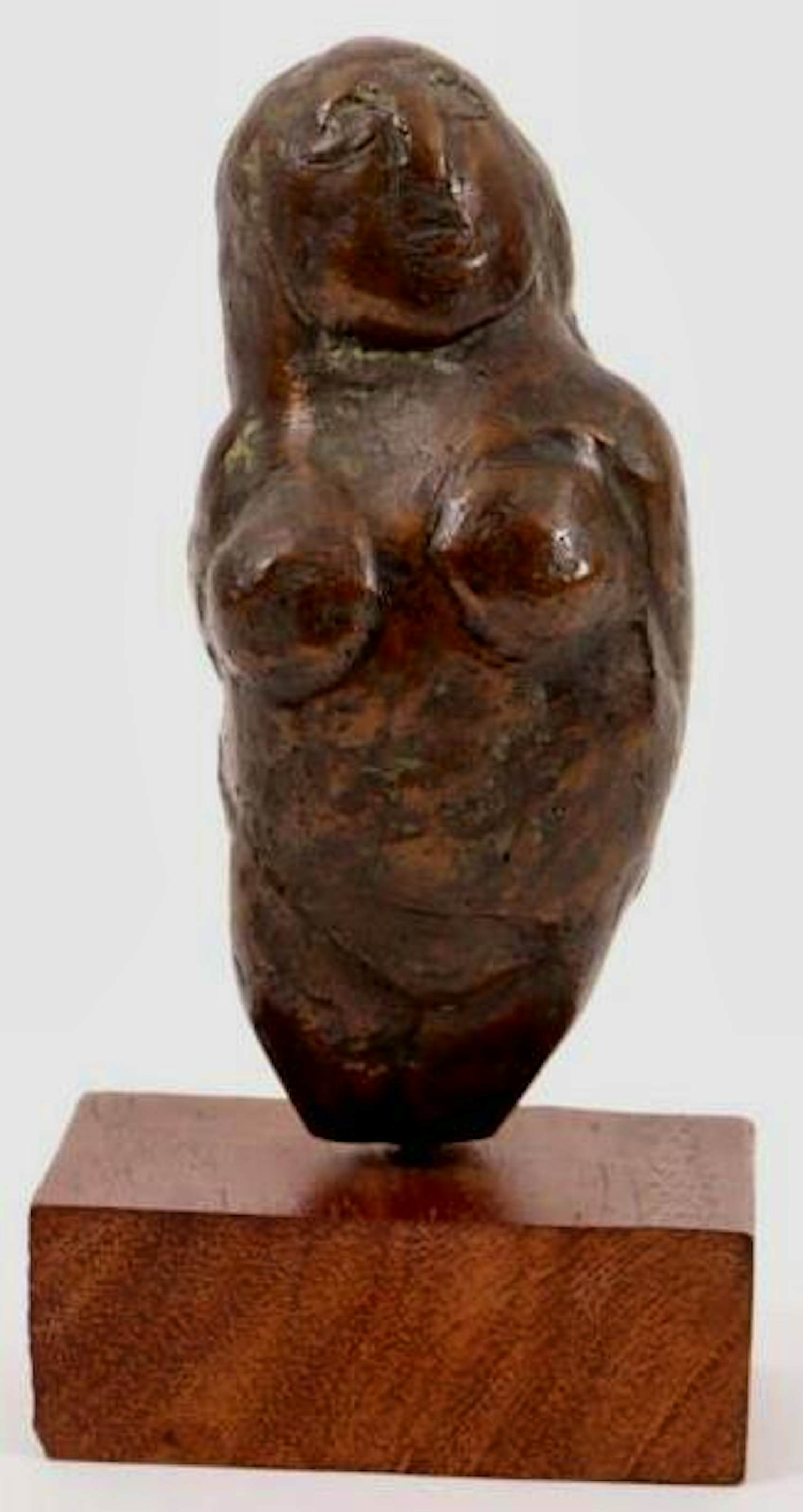Gene Eggen - Bronzen sculptuur: Vrouw rustend op houten voetstukje kaufen? Bieten Sie von 495!