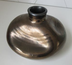 Niet of onleesbaar gesigneerd - Bronzen studio keramische deukvaas kopen? Bied vanaf 1!