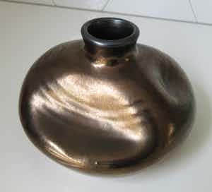 Niet of onleesbaar gesigneerd - Bronzen studio keramische deukvaas verkocht voor € 1!