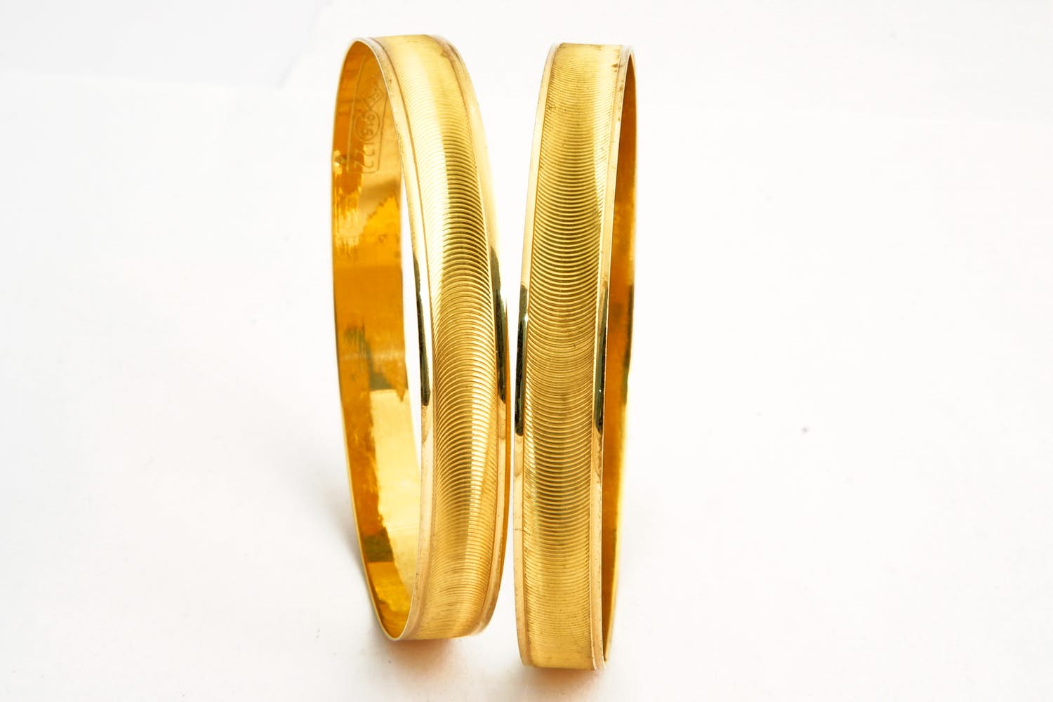 192 - TWEE (2) hoog gehalte 22 karaats geelgouden gefaseerd afgewerkte armbanden kopen? Bied vanaf 1180!