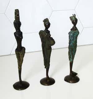 Niet of onleesbaar gesigneerd - Drie gestileerde bronzen figuren van Afrikaanse vrouwen verkocht voor € 1!