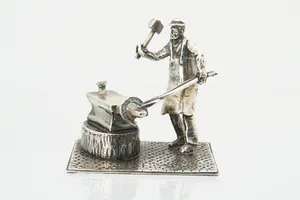 Wed. J.H. van der Meulen, Joure - Groot 2e geh. Zilveren miniatuur "de Hoefsmid" kopen? Bied vanaf 57!