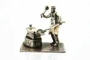 Wed. J.H. van der Meulen, Joure - Groot 2e geh. Zilveren miniatuur "de Hoefsmid" verkocht voor € 57!