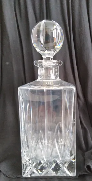 Niet of onleesbaar gesigneerd - schitterende karaf, bewerkt kristal, gemerkt kopen? Bied vanaf 1!