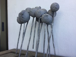 Willy Ceysens - Sculptuur ronde betonnen bollen kopen? Bied vanaf 100!