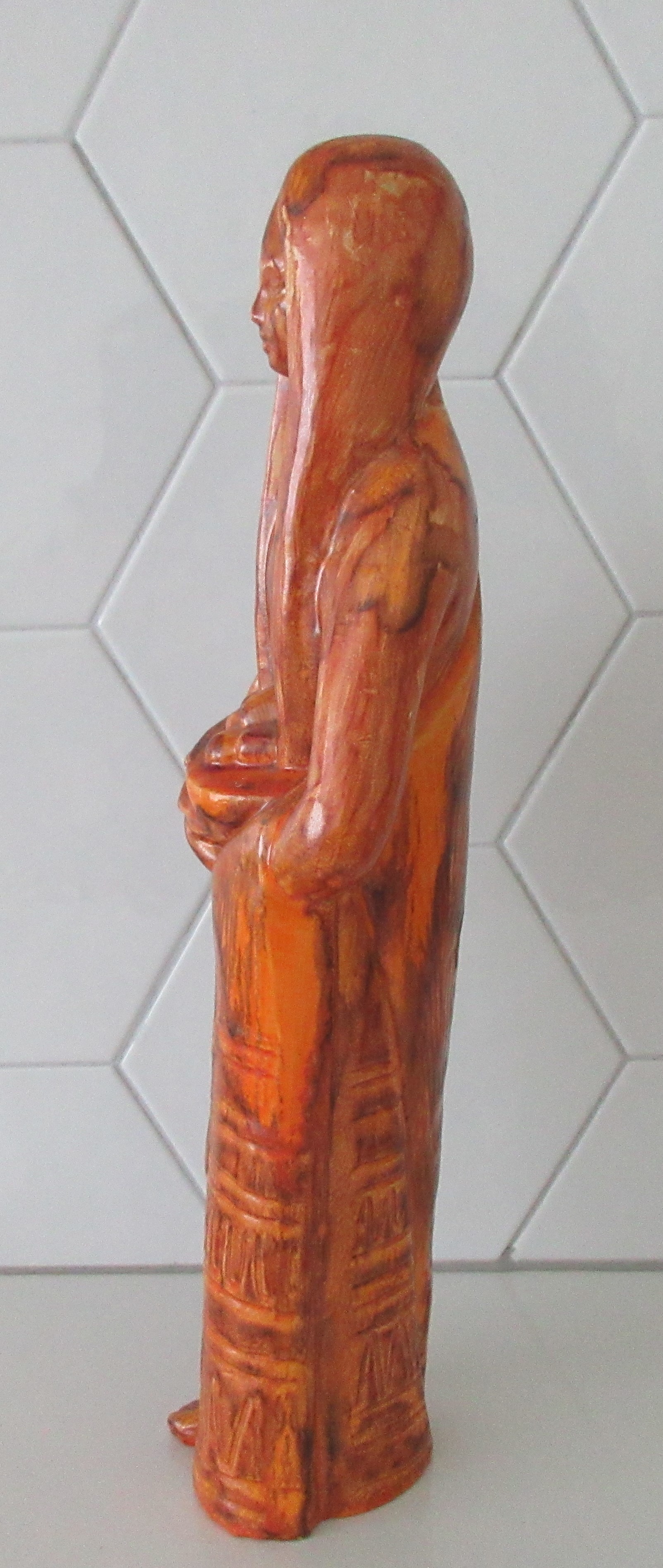 Niet of onleesbaar gesigneerd - Grote oranje art deco faience plastiek van een jonge vrouw kopen? Bied vanaf 1!