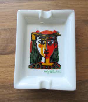 Niet of onleesbaar gesigneerd - Porseleinen asbakje Picasso - XL Art verkocht voor € 1!