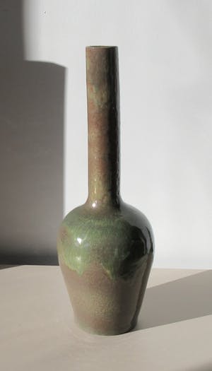 Niet of onleesbaar gesigneerd - Zeer grote keramische schoorsteenvaas met lichtgroen- en grijs druipglazuur kopen? Bied vanaf 1!