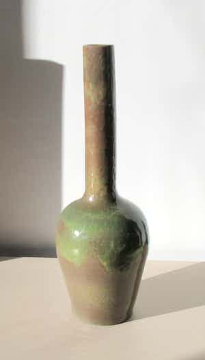 Niet of onleesbaar gesigneerd - Zeer grote keramische schoorsteenvaas met lichtgroen- en grijs druipglazuur verkocht voor € 1!