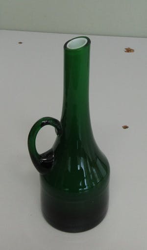 Niet of onleesbaar gesigneerd - Dubbelwandige groen glazen oorvaasje kopen? Bied vanaf 1!