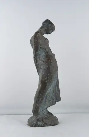 Srja Schoffelen - Sierlijk bronzen beeld van een zwangere vrouw kopen? Bied vanaf 350!