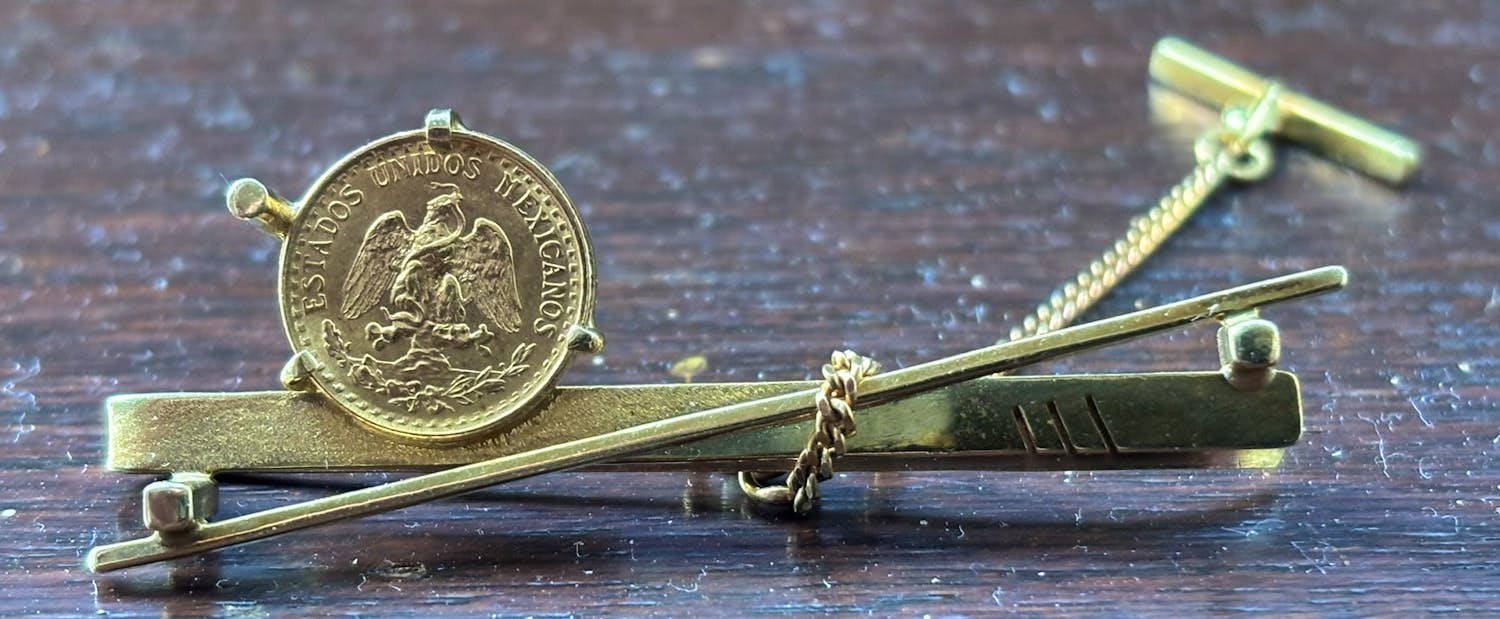 Anneke Schat - Dasspeld met gouden Mexicaans muntstukje kopen? Bied vanaf 500!