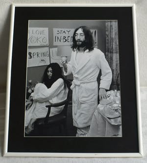 Nico Koster - Foto, John Lennon & Yoko Ono - Hilton Hotel tijdens de 'Bed-in for Peace' in '69 kopen? Bied vanaf 175!