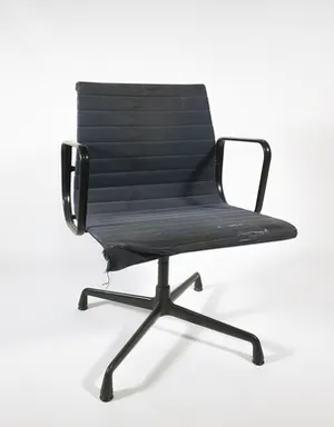 Ray en Charles Eames - Donkerblauwe EA 108 stoel met zwart frame kopen? Bied vanaf 1!