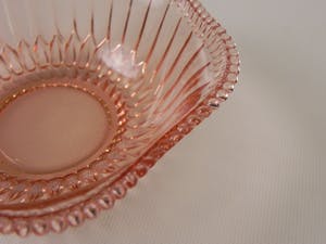 Niet of onleesbaar gesigneerd - 5 Art Deco rode glazen dessertschaaltjes kopen? Bied vanaf 1!