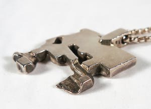 Ton van den Hout - Lot zilver (925) - Twee colliers met hangers en een lepel kopen? Bied vanaf 100!