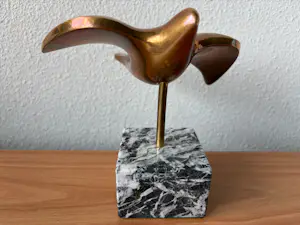 Jose Louis Fernandez - Bronzen beeld van een zwaluw op marmeren sokkel. kopen? Bied vanaf 150!