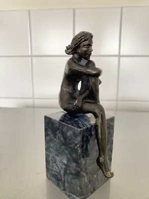 Niet of onleesbaar gesigneerd - peinzende muse kopen? Bied vanaf 1!