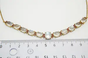 53 - Klassiek 14Krt geel gouden flexibel halssieraad met maan- en rode stenen kopen? Bied vanaf 570!