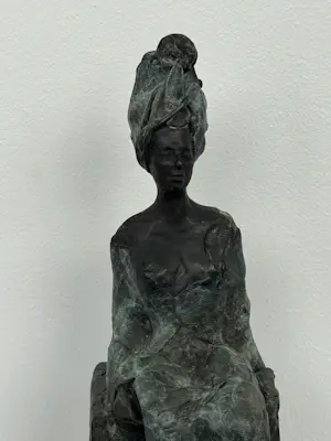 Mieke Oldenburg - Brons, Zittend vrouwfiguur kopen? Bied vanaf 300!