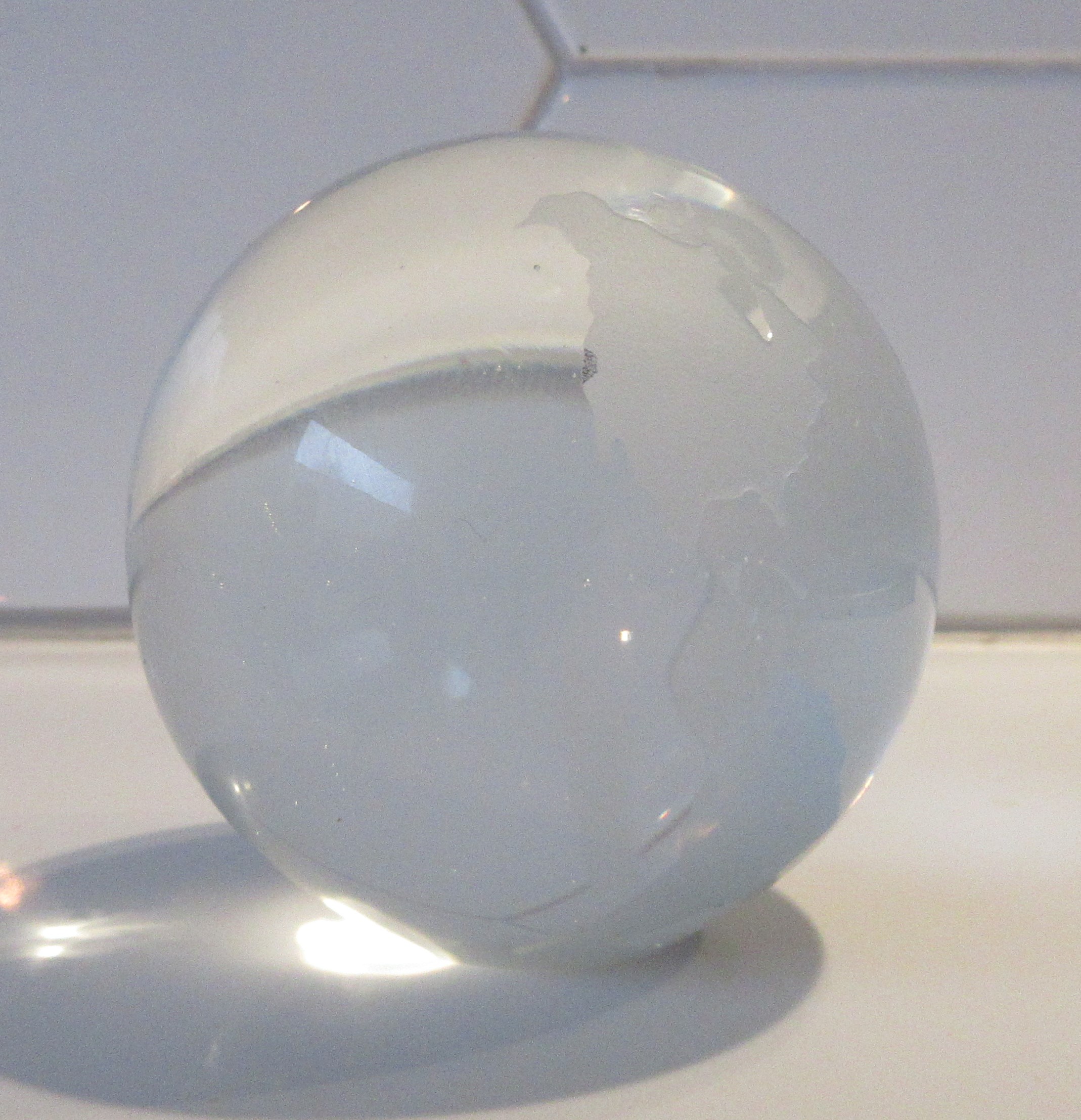 Niet of onleesbaar gesigneerd - Blank glazen presse papier Globe of wereldbol verkocht voor € 1!