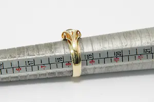 84 -  Klassiek model 14krt gouden ring met ovalen steen kopen? Bied vanaf 200!