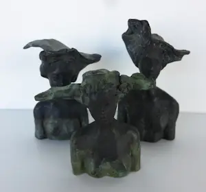 Mieke Oldenburg - Set van drie bronzen beeldjes, Vrouwfiguren kopen? Bied vanaf 200!