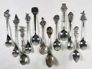 Lot van twaalf Nederlandse lepeltjes verkocht voor € 1!