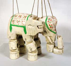 Niet of onleesbaar gesigneerd - Houten beschilderd marionet olifant verkocht voor € 1!