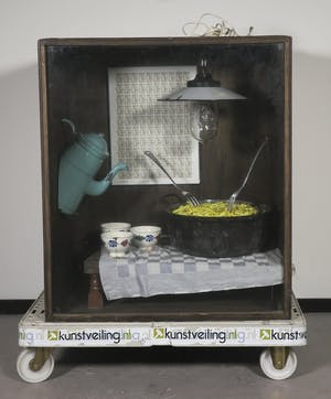 Harry Heyink - Voorstelling in houten box met lamp: De frieteters (naar Vincent van Gogh) (Groot) kopen? Bied vanaf 1!