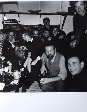 Corneille - Henny Riemens foto Corneille en tijdgenoten Rue Santeuil Parijs. kopen? Bied vanaf 35!