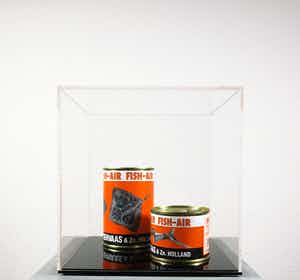 Servaas - Twee blikken met Fish Air in plexiglazen kubus, Int. Fish-handel Servaas & Zn. verkocht voor € 1!