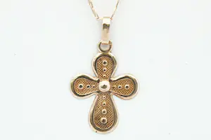 68 - Sierlijke 14 karaat rosé gouden collier met kruishanger kopen? Bied vanaf 140!