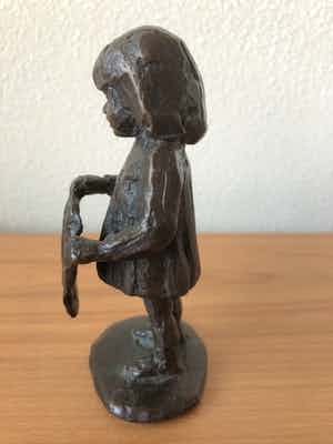 Teus van den Berg-Been - Prachtig massief bronzen beeldje van meisje. verkocht voor € 50!