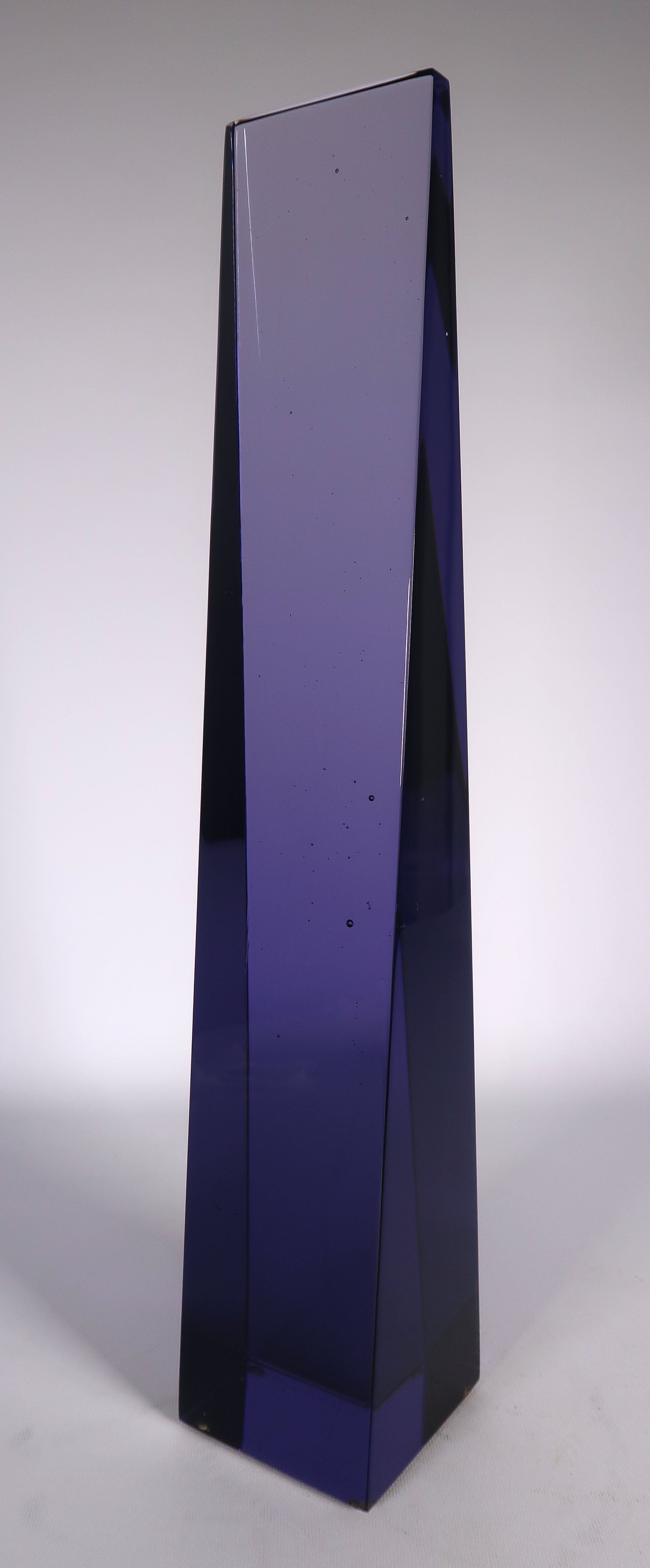 Jan Johansson - Glas, Moderne obelisk-vorm, uitgevoerd door Orrefors verkocht voor € 1!