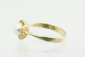 39- Mooi bewerkte 18 Krt gouden dames "bloem"ring met  parel kopen? Bied vanaf 110!