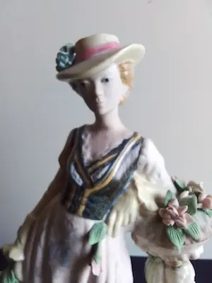 Niet of onleesbaar gesigneerd - Fraai beeld van bloemen meister in Spaans porselein kopen? Bied vanaf 1!
