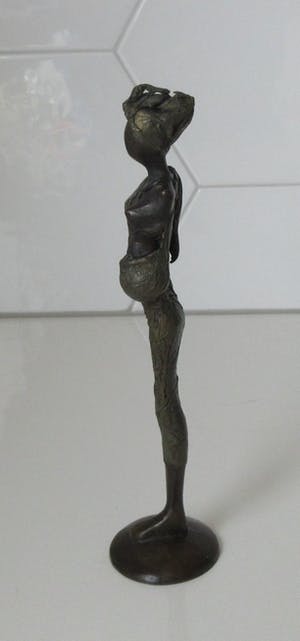 Niet of onleesbaar gesigneerd - Drie gestileerde bronzen figuren van Afrikaanse vrouwen kopen? Bied vanaf 1!