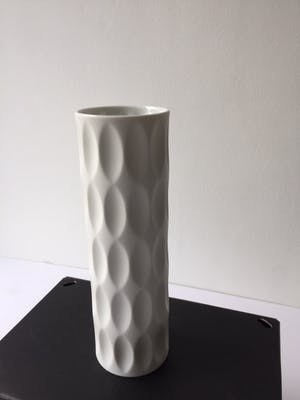 Hutschenreuther - Reliëfvaas (h 24,5 cm) uit de serie Archais ontwerp Heinrich Fuchs kopen? Bied vanaf 89!