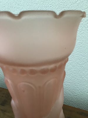 Niet of onleesbaar gesigneerd - Espaivet, Art Deco roze gesatineerd glazen vaas kopen? Bied vanaf 10!