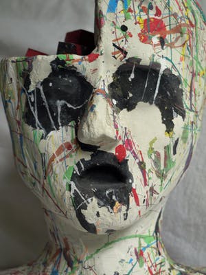 Niet of onleesbaar gesigneerd - Beeld van beton , ‘Hoofd met open schedelhelft’ - beschilderd kopen? Bied vanaf 1!