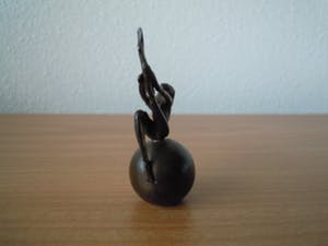 Brons (Onbekend) - Klein bronzen beeldje - vrouw op wereldbol. kopen? Bied vanaf 10!