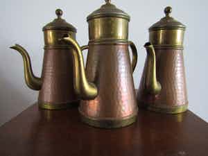 Niet of onleesbaar gesigneerd - 3 koperen koffiekannen verkocht voor € 1!