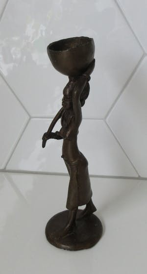 Niet of onleesbaar gesigneerd - Bronzen beeld van een Afrikaanse vrouw kopen? Bied vanaf 10!