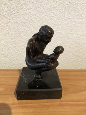 Astrid Veldhuyzen-Koppen - Moeder met kind in gehurkte houding. kopen? Bied vanaf 35!