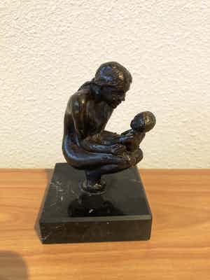 Astrid Veldhuyzen-Koppen - Moeder met kind in gehurkte houding. verkocht voor € 35!