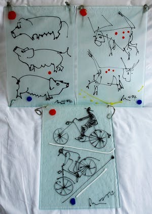 Niet of onleesbaar gesigneerd - 3 op Glas geschilderde werken, Fietsen, Koeien en Varkens - gesigneerd kopen? Bied vanaf 1!